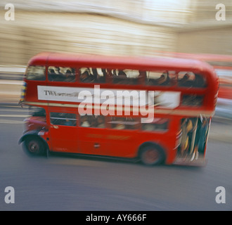 Bus à impériale rouge à Londres en Angleterre Banque D'Images