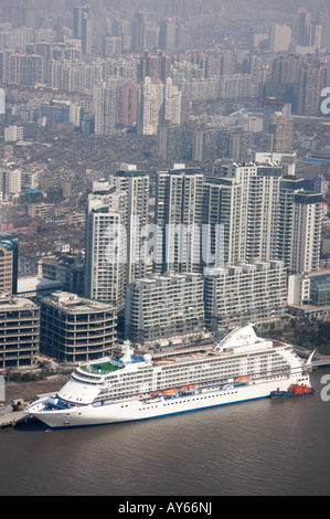 Regent 7 Seas Voyager bateau de croisière amarré dans la rivière Huangpu Shanghai,China central Banque D'Images