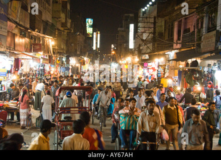 Rue principale à Paharganj avec marché et bazar de Delhi en Inde Banque D'Images