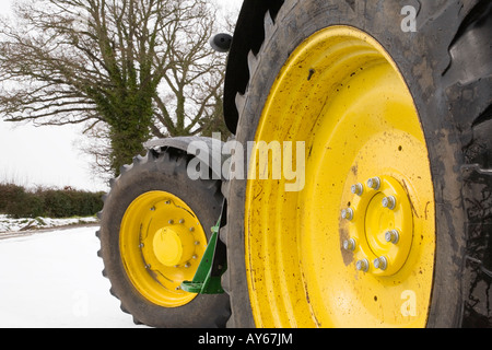 Un gros faible niveau de l'angle des roues du tracteur dans la neige Banque D'Images