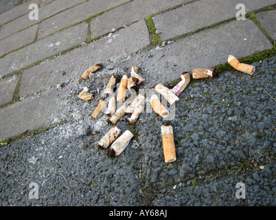 Bourgeons de cigarettes jetés dans la rue Banque D'Images