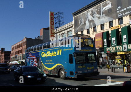 Bus de tourisme sur West 125th Street à Harlem à New York Banque D'Images