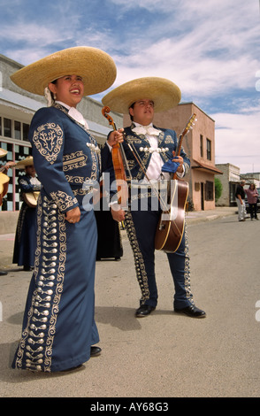Mariachi Rayos del Sol divertir à la célébration de Cinco de Mayo à Carrizozo, Nouveau Mexique. Banque D'Images