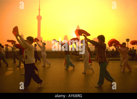 Shanghai matin exercice sur le Bund avec Pudong skyline en arrière-plan Banque D'Images