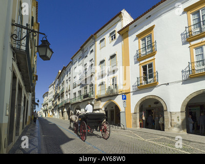 Au Portugal, l'Alentejo, scène de rue avec panier à Evora Banque D'Images