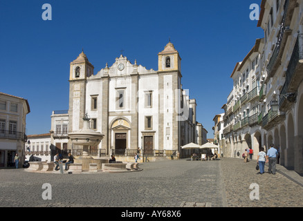 Au Portugal, l'Alentejo, Evora, Praça de Giraldo et l'église de Santo Antao Banque D'Images