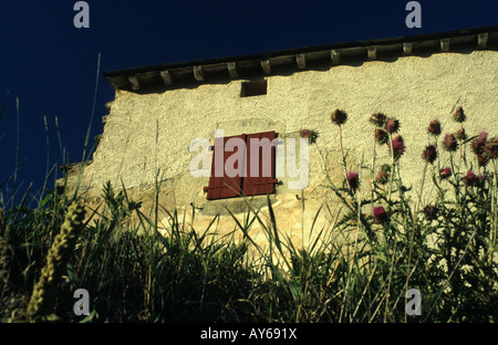 Une ferme dans le village de La Llagonne, Cerdagne, Pyrénées Méditerranée, France Banque D'Images