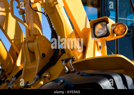 Un détail tiré d'une construction de la cabine de la pelle jaune, roue et la lumière avec l'hydraulique Banque D'Images