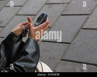 Detail shot of young woman with mobile phone Banque D'Images