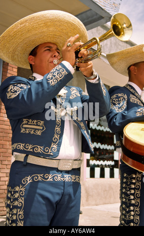 Le groupe de musicien Mariachi Rayos del Sol divertit les visiteurs, à la célébration de Cinco de Mayo à Carrizozo, Nouveau Mexique. Banque D'Images