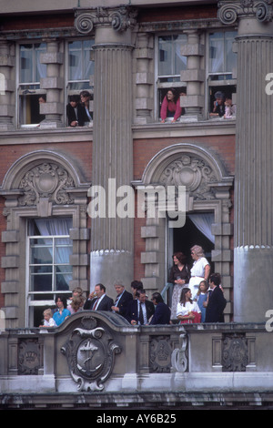 Regarder Trooping the Colour sur Horse Guards Parade, réunions de famille dans des appartements donnant sur le terrain de parade. Londres Royaume-Uni juin 1985 1980s Angleterre. Banque D'Images
