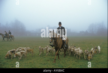 Chasse au renard, chasse au duc de Beaufort. Le maître de Foxhounds sort. Badminton House en arrière-plan dans la brume. Badminton, Gloucestershire 1980s Royaume-Uni 1985 Banque D'Images