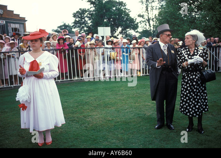 Contraste social chez les propriétaires de chevaux Royal Ascot dans Members Enclosure 1980s femme à la mode en robe blanche. Riches pauvres fracture sociale 1985 Royaume-Uni HOMER SYKES Banque D'Images