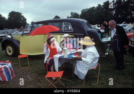 Pique-nique Royal Ascot Horse Racing Rolls Royce jaune dans le parking numéro 1. Pluie, jour de pluie été mauvais temps 1985 1980s Berkshire UK HOMER SYKES Banque D'Images