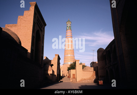 17 mai 2006 - Le minaret de Islam-Khodja (Hoja-Minaret medrese) dans la ville de Khiva. Banque D'Images