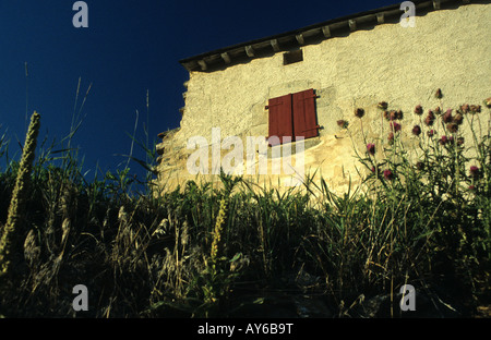 Une ferme dans le village de La Llagonne, Cerdagne, Pyrénées Méditerranée, France Banque D'Images