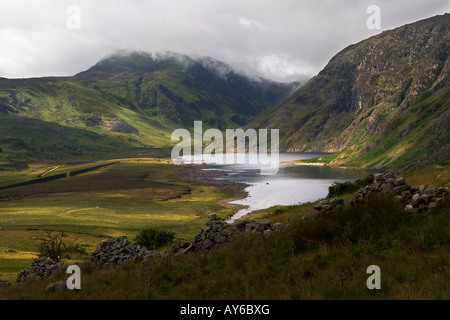 Llyn Eigiau historique, lac et barrage, montrant une violation dans le vieux mur de barrage à gauche après 1911, catastrophe, au nord du Pays de Galles Snowdonia Banque D'Images