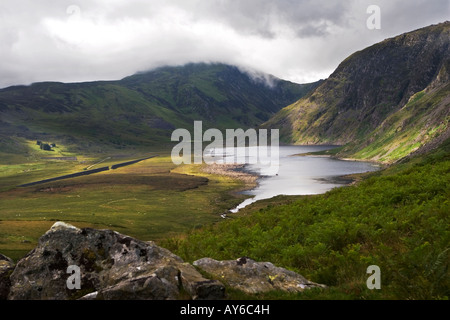 Llyn Eigiau historique, lac et barrage, montrant une violation dans le vieux mur de barrage à gauche après 1911, catastrophe, au nord du Pays de Galles Snowdonia Banque D'Images