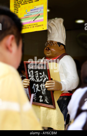 Les nouilles (texte en chinois), wc séparés, petit déjeuner dans la rue, Guangzhou, Chine Banque D'Images