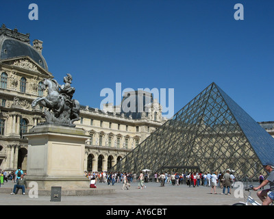 La place du Carrousel avec pyramide du Louvre Paris square Banque D'Images