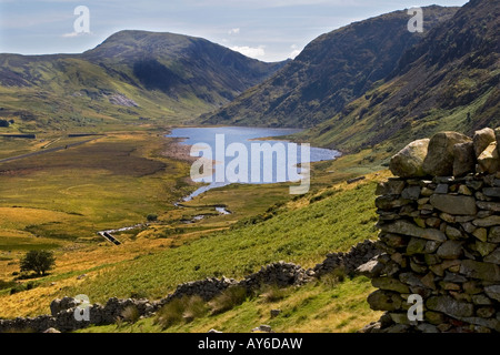 Llyn Eigiau historique, lac et barrage, montrant une violation dans le vieux mur de barrage après catastrophe en 1911, Snowdonia, le Nord du Pays de Galles Banque D'Images