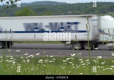 Un Wal-mart zooms par camion sur l'Interstate 90, dans le centre de New York Banque D'Images