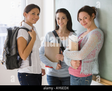 Female college students in classroom Banque D'Images
