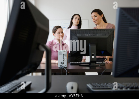 Jeune businessman at computer Banque D'Images