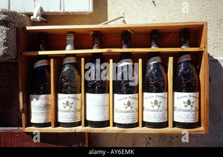Rangée de bouteilles de vin sur l'affichage à Chateauneuf-du-Pape, Provence, France Banque D'Images