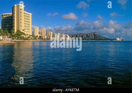 La plage de Waikiki hôtels et Diamond Head Honolulu Oahu Hawaii Banque D'Images