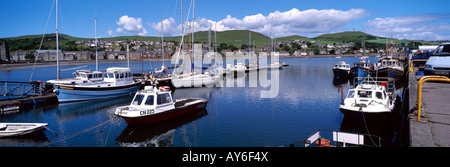 Port de Campbeltown Kintyre Scotland Strathclyde Argyll UK. Journée d'été ensoleillée avec des bateaux mer et collines vertes dans la distance. Banque D'Images