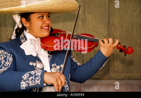 Le groupe de musicien Mariachi Rayos del Sol divertit les visiteurs, à la célébration de Cinco de Mayo à Carrizozo, Nouveau Mexique. Banque D'Images