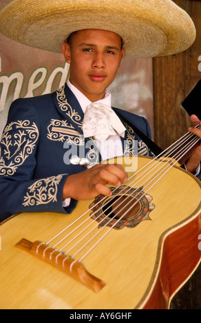 Le groupe de musicien Mariachi Rayos del Sol divertit les visiteurs, à la célébration de Cinco de Mayo à Carrizozo, Nouveau Mexique. Banque D'Images