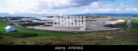 L'été plage près de Arisaig golf avec du rhum de l'île en mer à l'horizon au large de la côte ouest de l'Ecosse UK Banque D'Images