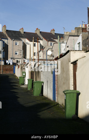 Les bacs verts à l'extérieur de maisons à Caernarfon, Pays de Galles Banque D'Images