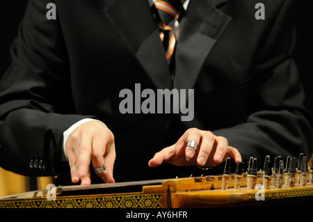 Close up of a Musician's hands playing qanun, un instrument oriental, lors d'une performance par la guerre réfugiés à Damas, Syrie Banque D'Images
