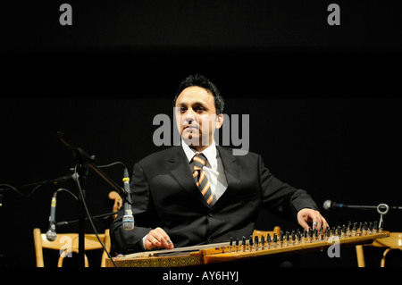 Un Irakien musician playing qanun, un instrument oriental, lors d'une performance par la guerre réfugiés à Damas, en Syrie. Banque D'Images