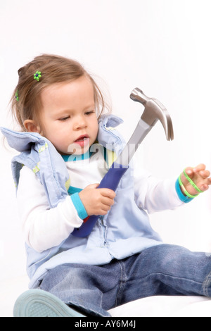 Baby Girl avec un marteau Banque D'Images