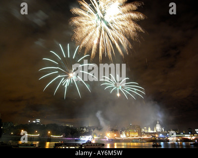 Scène de nuit avec feu d'artifice au-dessus des toits de Londres au cours de la Thames Festival Banque D'Images