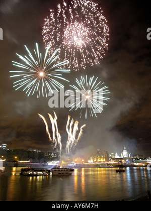 Scène de nuit avec feu d'artifice au-dessus des toits de Londres au cours de la Thames Festival Banque D'Images