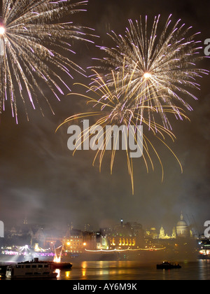 Scène de nuit avec feu d'artifice au-dessus des toits de Londres au cours de la Thames Festival Banque D'Images