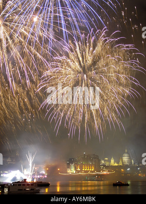 Scène de nuit avec feu d'artifice au-dessus des toits de Londres au cours de la Thames Festival Banque D'Images