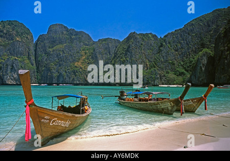 Long Tail Boats Ko Phi Phi Ley Island Krabi Thailande Banque D'Images