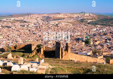 Maroc : le Moyen Atlas sur la Médina de Fès Banque D'Images