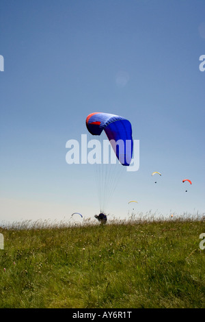 Un parapentiste se prépare à décoller sur le grand ballon d'Alsace Banque D'Images