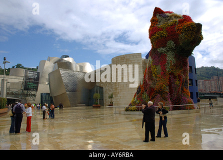 Vue caractéristique de Jeff Koons Puppy floral à l'extérieur Musée Guggenheim Bilbao Bilbo Pays Basque Espagne España Europe Banque D'Images