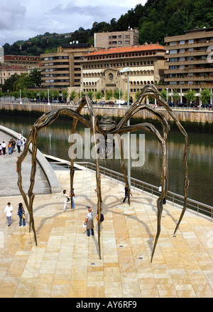 Vue caractéristique de bourgeoise" Maman araignée énorme à l'extérieur Musée Guggenheim Bilbao Pays Basque Espagne España Europe Banque D'Images