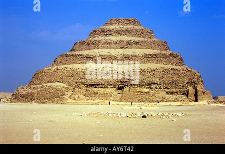 La pyramide à degrés de Djoser Sakkara Saqqarah Saqqarah Zoser Cairo République Arabe d'Egypte Afrique du Nord Moyen-orient égyptien Banque D'Images