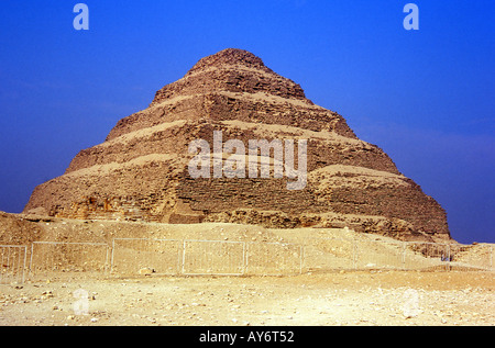 La pyramide à degrés de Djoser Sakkara Saqqarah Saqqarah Zoser Cairo République Arabe d'Egypte Afrique du Nord Moyen-orient égyptien Banque D'Images