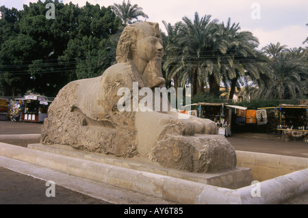 Sphinx d'albâtre de Memphis Caire République arabe d'Egypte Afrique du Nord Moyen-orient égyptien Banque D'Images